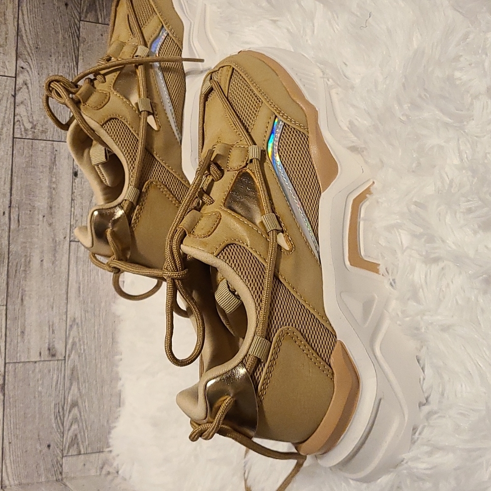 Brand New Chunky Sneaker. Size 9. Mata Brand